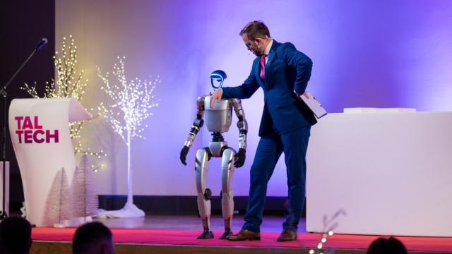TalTech Arengufondi stipendiumiaktus_humanoid robot ja päevajuht Martin Paalits